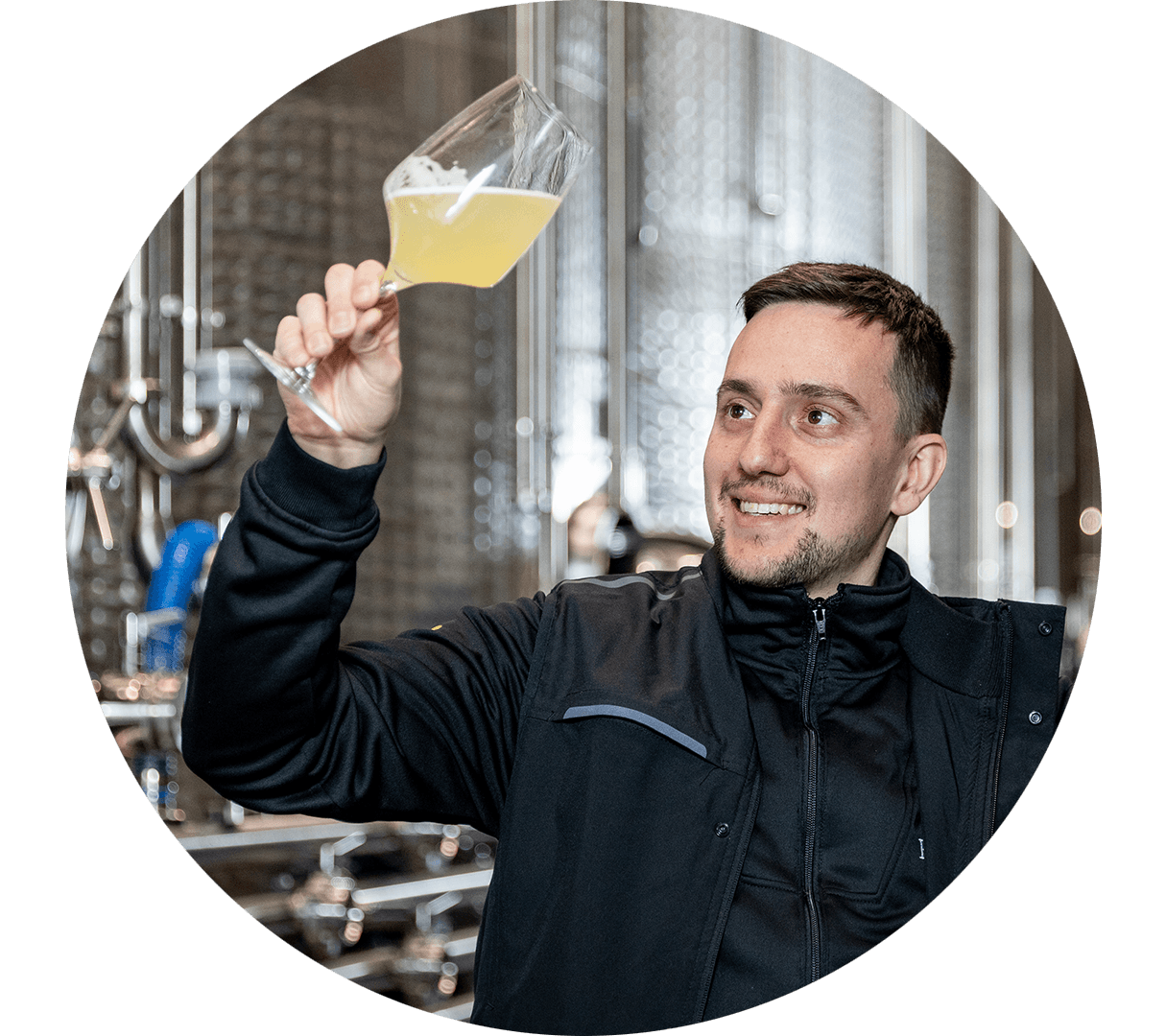 Ein begeisterter Vina Raurica Mitarbeiter bei der Arbeit im Weinkeller